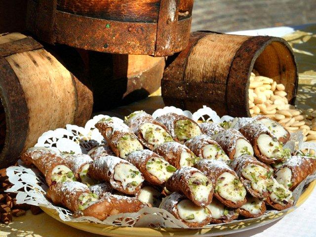 cannoli-siciliani-c-foto-di-Michele-Lorgio (640x480, 77Kb)