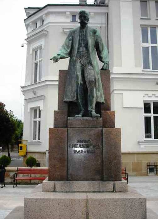 Ignacy-Lukasiewicz-Monument-Krosno (503x700, 33Kb)