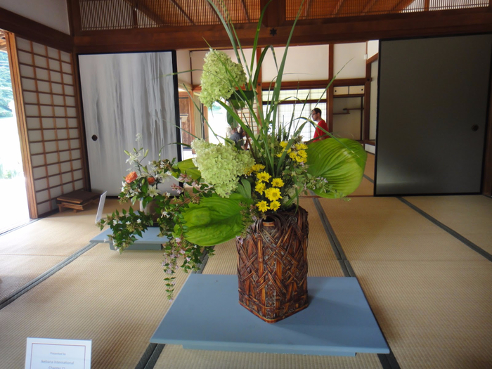 flowers-ikebana-and-i-shofuso-japanese-house-and-garden (700x525, 401Kb)