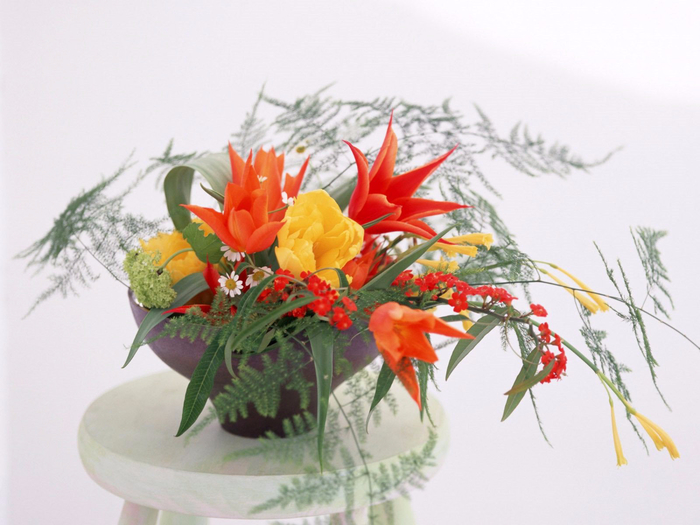 tyulpany_romashki_cvety_zelen_ikebana_1600x1200 (700x525, 325Kb)