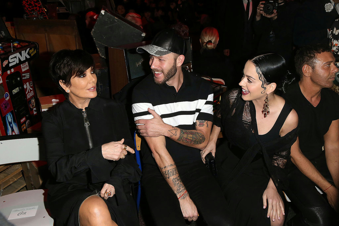 Katy-Perry-Kris-Jenner-struck-up-conversation-costume (700x466, 324Kb)