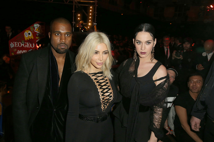 Kim-Kardashian--Perry-Paris-Fashion-Week-Photos (700x466, 307Kb)