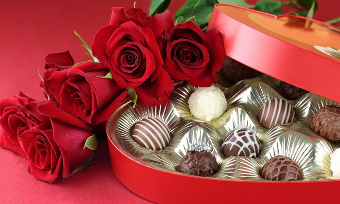 114669242_RomanticRedRosesBouquetAndCandies480x800 (700x420, 83Kb)