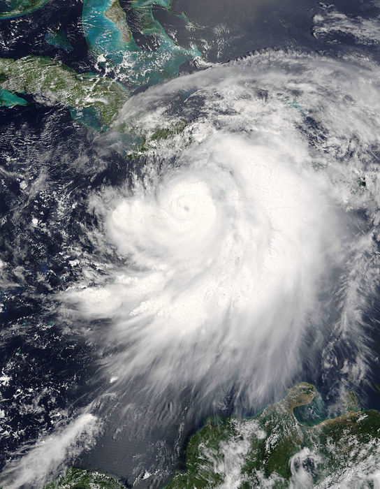 640px-Hurricane_Dennis_on_July_7_2005_1550_UTC (544x700, 104Kb)