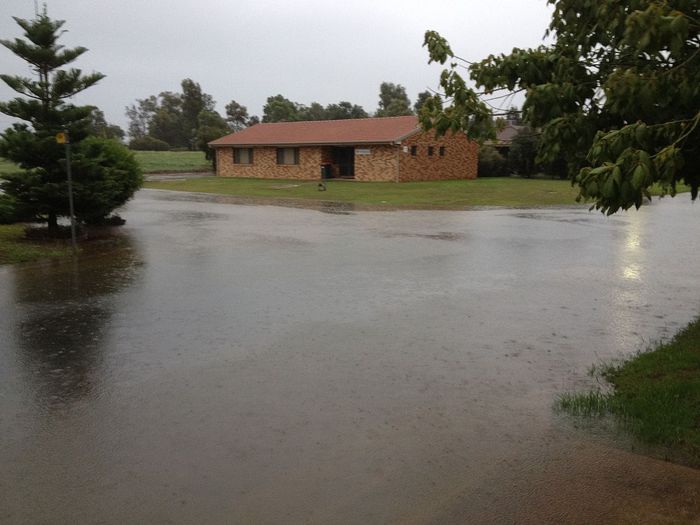 1280px-Localised_flooding_on_Wiradjuri_Crescent_due_to_the_storm_water_system_backing_up_(4) (700x525, 50Kb)