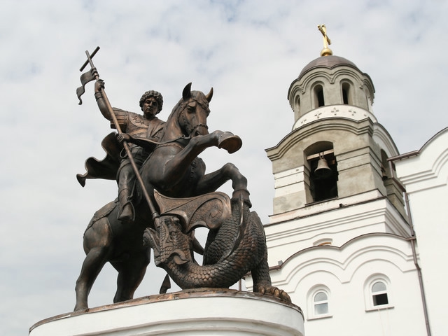 Памятник георгию победоносцу во владикавказе фото