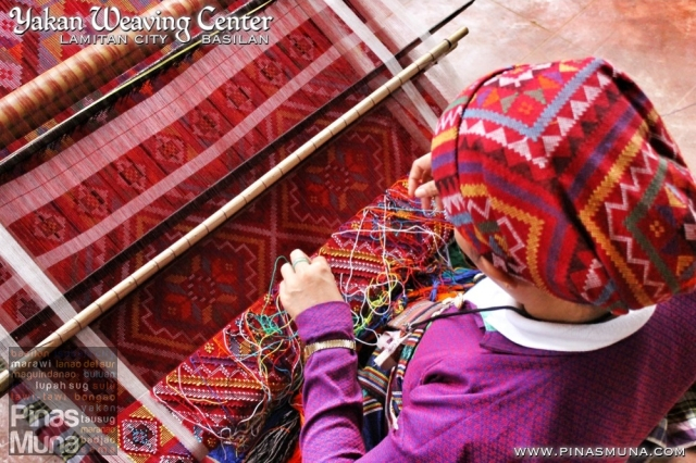 Yakan Weaver in Lamitan Basilan (640x426, 393Kb)