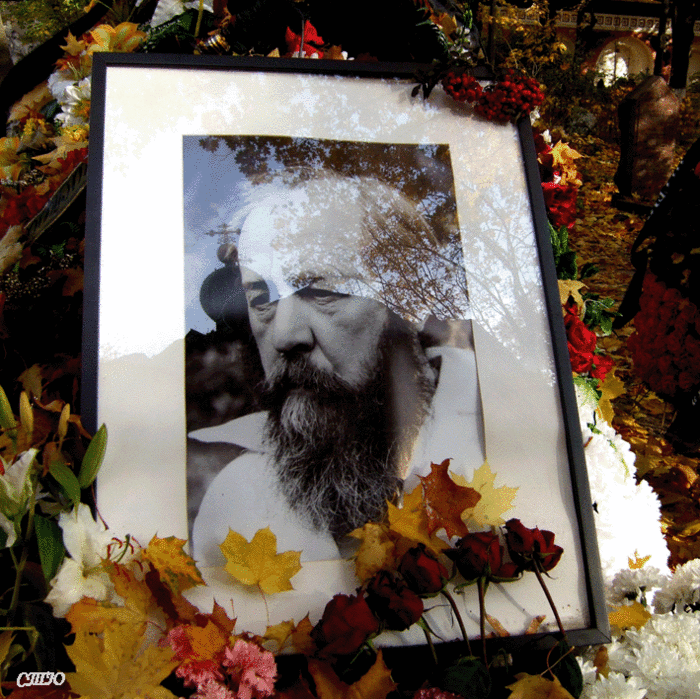 Солженицын похоронен. Могила Солженицына. Фото могилы Солженицына.