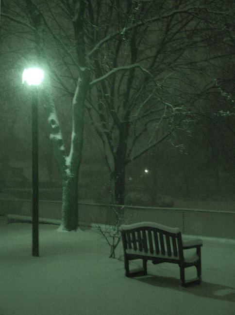 Ночь ледяная рябь канала. Фонарь ночью. Ночная зимняя улица. Ночь улица фонарь аптека снег. Тусклый свет.