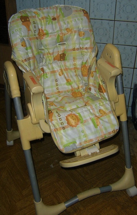 У новорожденного желтый стул с белыми крупинками