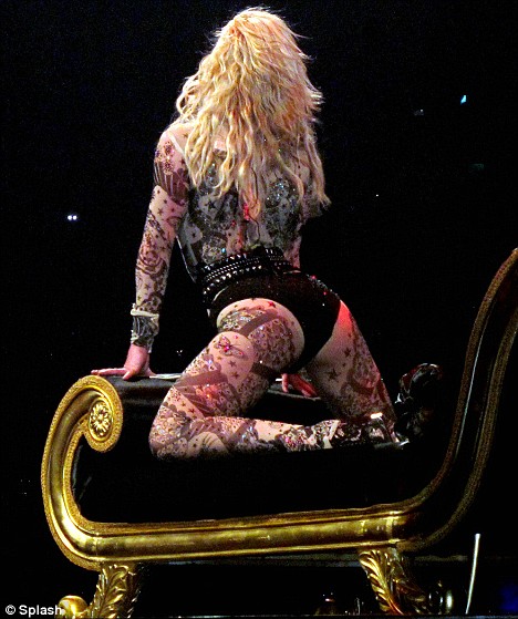 Бритни Спирс многократно меняет костюмы во время концертного шоу. 