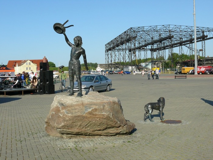 1 в детстве я мечтал быть скульптором. Статуи Клайпеды. Парк скульптур в Клайпеде Клайпеда. Клайпеда скульптура мальчика. Памятник в Клайпеде девочке с.