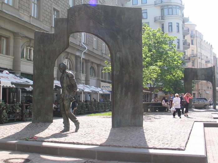 Памятник булату окуджаве на арбате фото