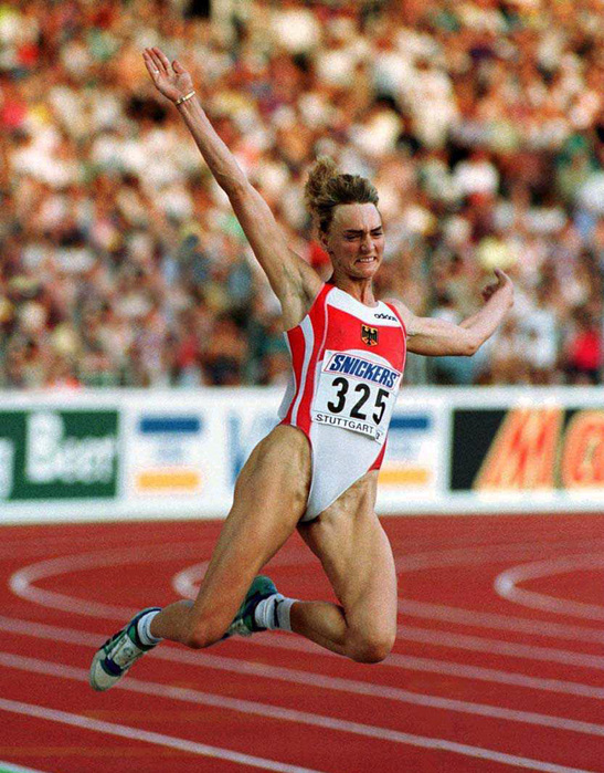 в 1986 году Heike Drechsler из Восточной Германии устанавливает рекорд сред...