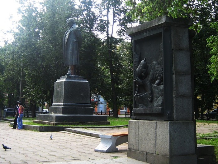 Фото памятника крылову в твери