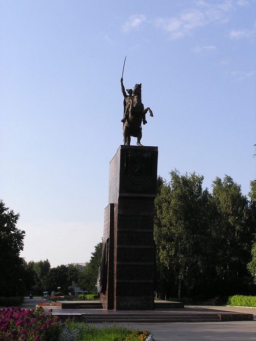 http://img0.liveinternet.ru/images/attach/c/0/48/353/48353304_Monument_of_Vasily_Chapaev.JPG