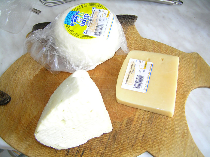 Сырыми можно жарить. Сыр сулугуни адыгейский. Сыр для жарки. Названия адыгейский сыр. Сыры для жарки на сковороде.