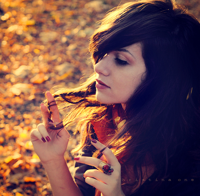 Red_leaves_blow_in_the_wind_by_onechristina (700x684, 563Kb)