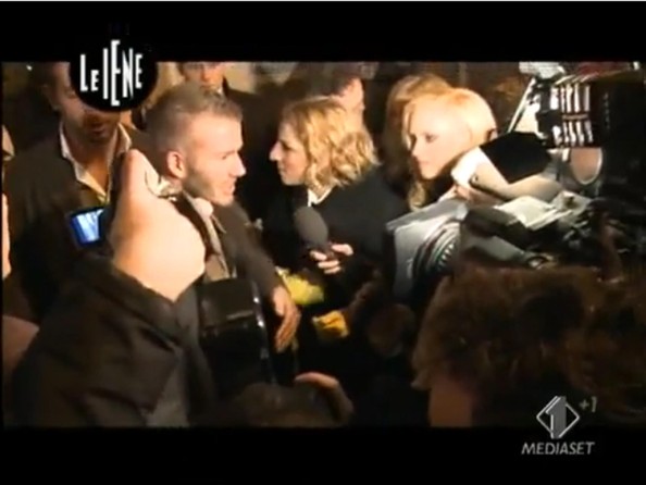 Le+Iene+Show+Elena+Di+Ciocco+Grabs+David+Beckham+yPoIlTozyMIl (594x446, 42Kb)