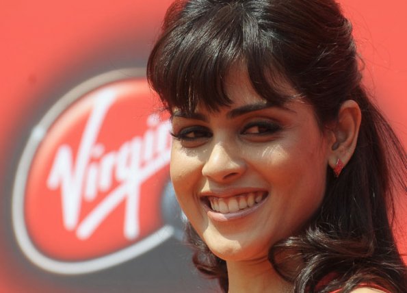 Genelia-Virgin-Mobile-GSM-Launch-12_595 (595x428, 39 Kb)