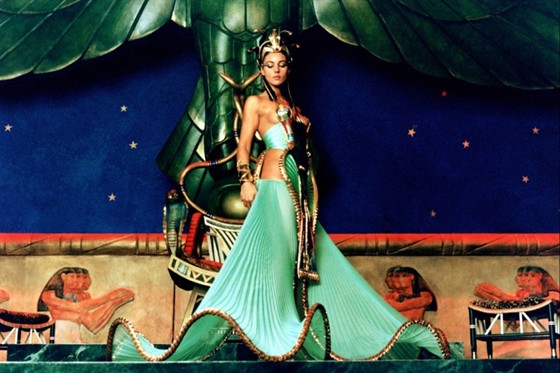 Царица Моника Беллуччи В Соблазнительном Наряде – Астерикс И Обеликс: Миссия «Клеопатра» (2002)
