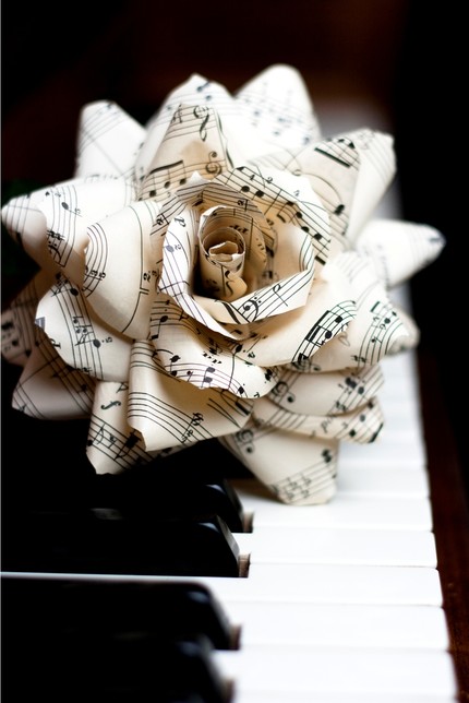 Красивые цветы из бумажных конусов