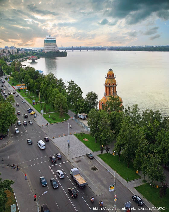 В днепропетровске на набережной