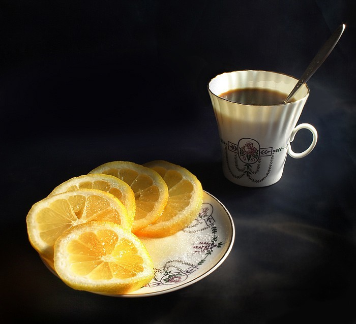 Если пить кофе с лимоном что будет. Кофе с лимоном. Чашка кофе с лимоном. Чай с лимоном. Кофе с лимончиком.