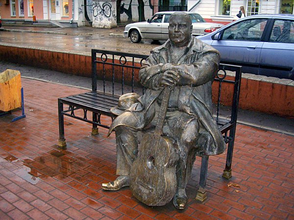 Памятник мужик с гитарой на скамейке