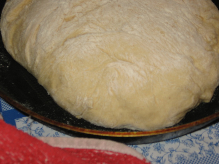 Хлеб на сковороде с манкой. Тесто из манки на хлеб. Болгарские палачинки выпекали на больших сковороде. Пирожки на манке плетение.