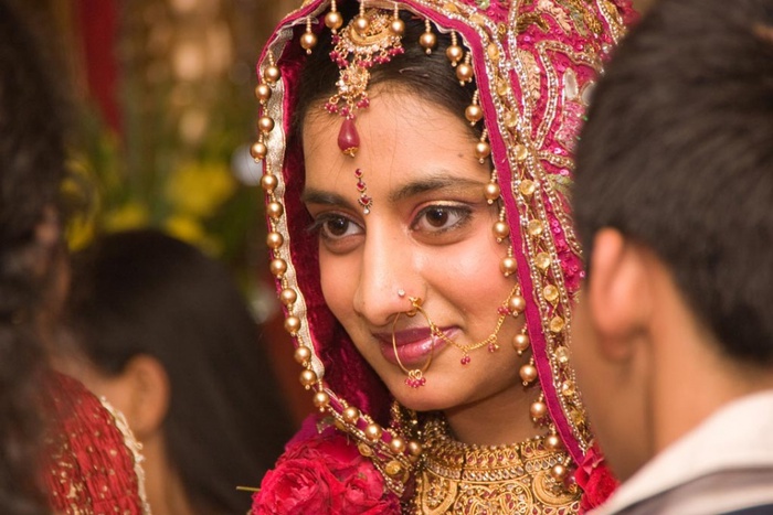 Индийская брачная ночь. Индийская свадьба. Свадьба индусов сцена. Индийская свадьба в Омске. Самая дорогая свадьба в Индии.
