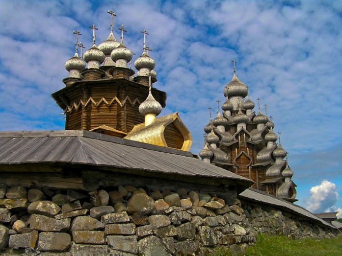 Владимирская русь. Деревянный храм в поле панорама. Владимирская Русь черный. Свет в древнерусском храме.