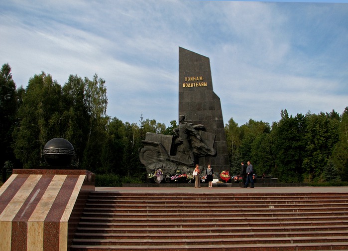 Памятник воинам водителям в брянске фото