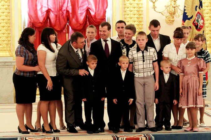 Награждение родительская слава. Многодетные семьи в Кремле. Награждение многодетных семей в Кремле. Многодетная традиционная семья в Кремле.