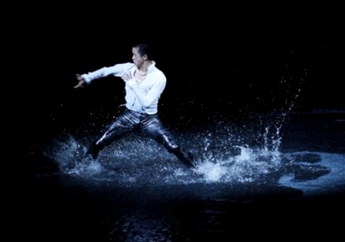 Танец воды музыка. Танец с водой. Мужские танцы в воде. Танцует на воде. Шоу танцы на воде.