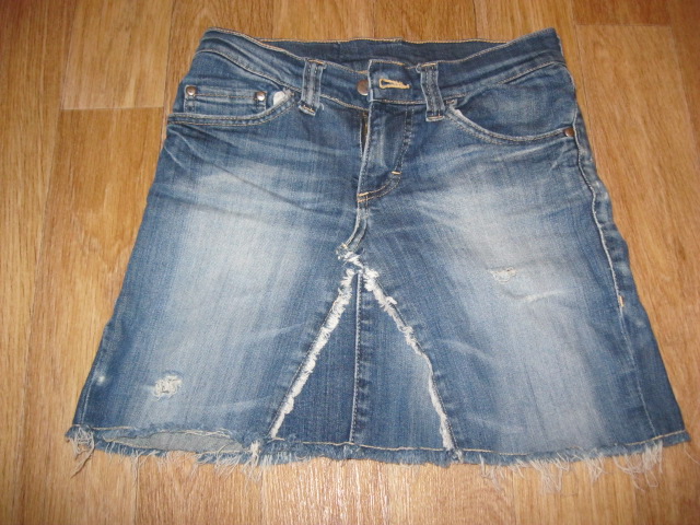 Джинсовая юбка 90. Джинсовые юбки 90. Джинсовая юбка из 90. Джинсовая юбка с дырками. Комбинированная джинсовая юбка.