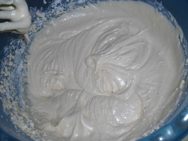 Как загустить творожный крем для торта. Как жидкое тесто разделить на 3 части. Что можно распарить со сметаной.