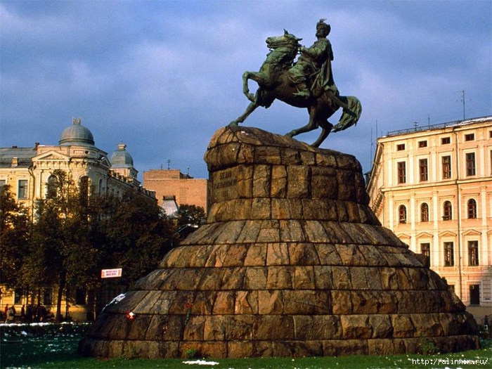 киев Памятник Богдану Хмельницкому в Киеве (700x525, 320Kb)