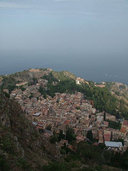 450px-Arial_view_of_Taormina (450x600, 48Kb)