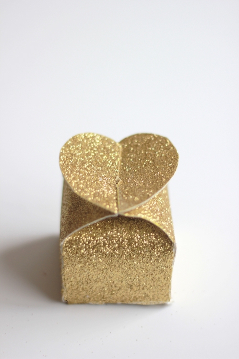 GOLD-GLITTER-BOX-FOR-VALENTINE'S-DAY (466x700, 156Kb)