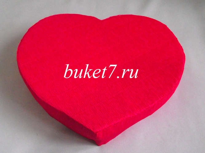 Венок в форме сердца из конфет на День всех Влюбленных