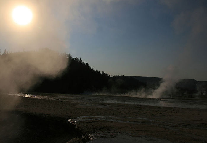800px-Solar_coronae_at_the_steam_from_hot_springs_2 (700x484, 28Kb)