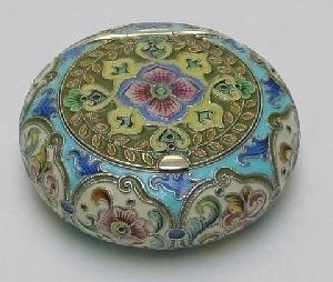A silver-gilt circular hinged pill box enameled in cream and turquoise with floral motives. Fedor Ruckert, Moscow 1896-1908 (300x254, 53Kb)