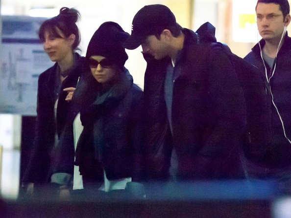 Ashton+Kutcher+Mila+Kunis+seen+LAX+F4rnpYrQHHCl (594x446, 220Kb)