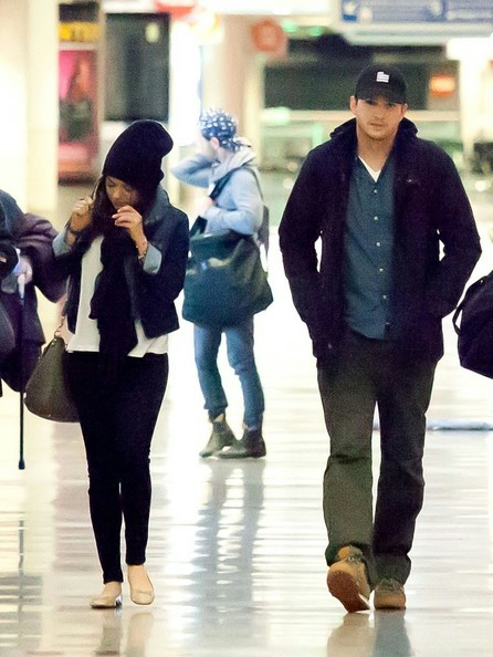 Ashton+Kutcher+Mila+Kunis+seen+LAX+wkyqCLVDVOil (446x594, 245Kb)