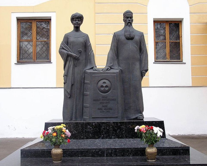 Monument_of_Helena_and_Nicholas_Roerichs (700x559, 307Kb)
