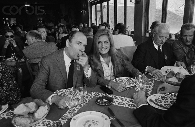 Francois Mitterrand has lunch with Egyptian-born singer Dalida in Chateau Chinon 9 11 1972 (640x419, 84Kb)