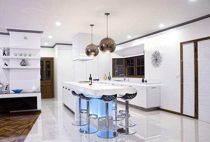 Amazing-Modern-Kitchen-Bar-with-Round-Chandelier-also-Fancy-Bar-Stools (700x472, 227Kb)