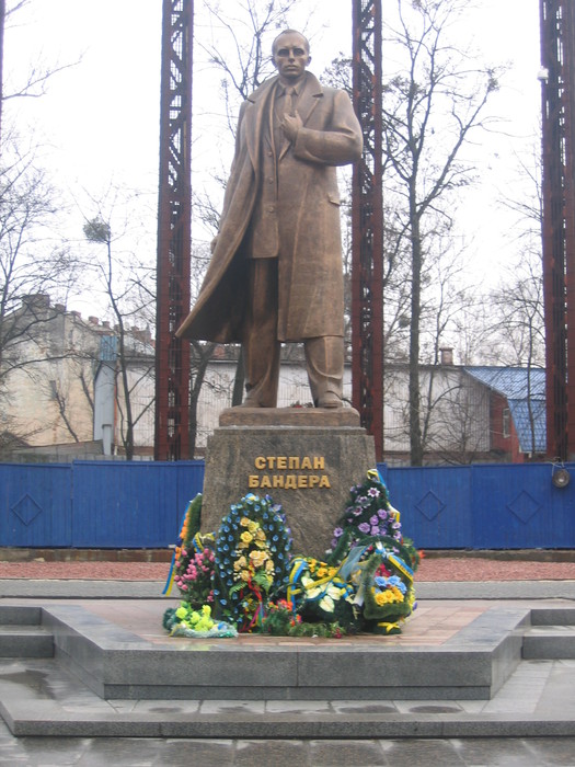 4435535_68593334_BanderapamyatnikLvov5 (525x700, 125Kb)