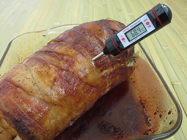 Температура внутри свинины запекания. Готовность свинины в духовке. Готовое мясо для запекания в духовке. Форма для рульки. Форма для запекания рулета из мяса.